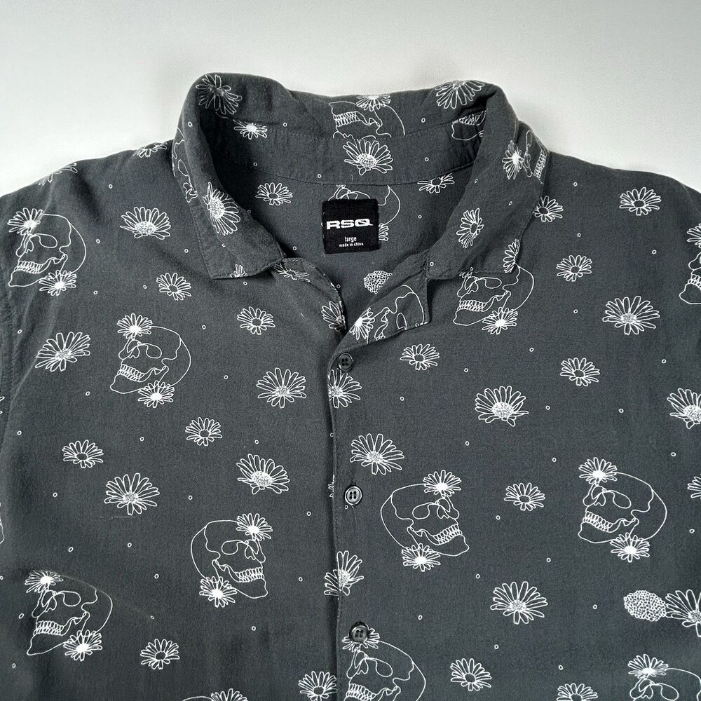 RSQ Skull & Flowers All Over Print Shirt Mens Large Gray Rayon Casual Novelty